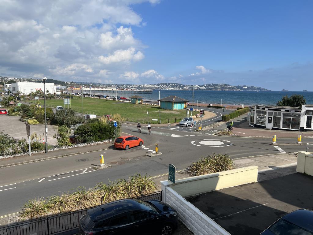 Spacious Apartment With Potential For Sub-Division With Extensive Sea Views