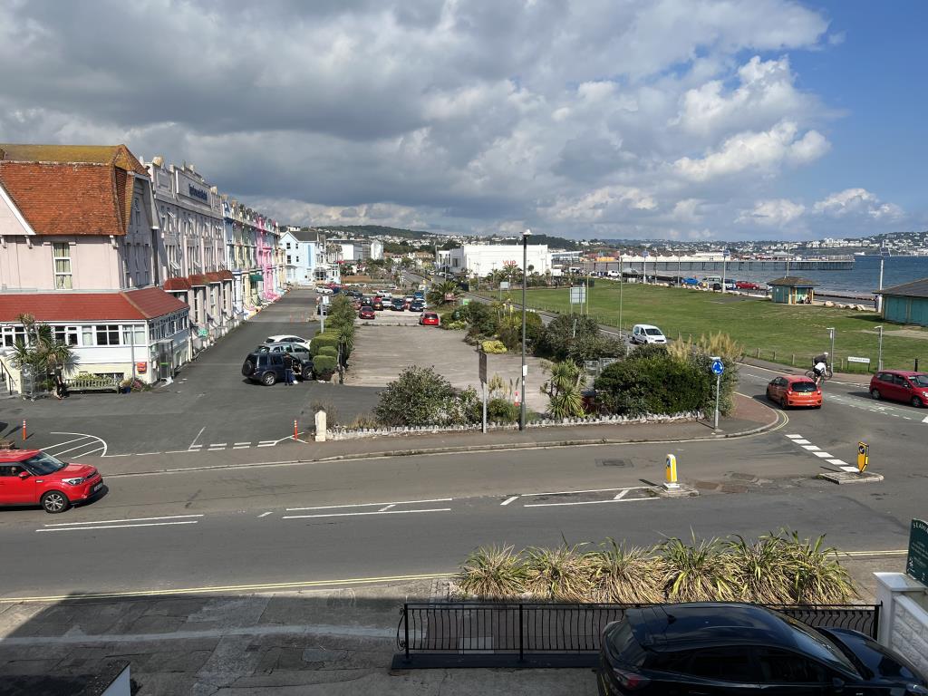 Spacious Apartment With Potential For Sub-Division With Extensive Sea Views