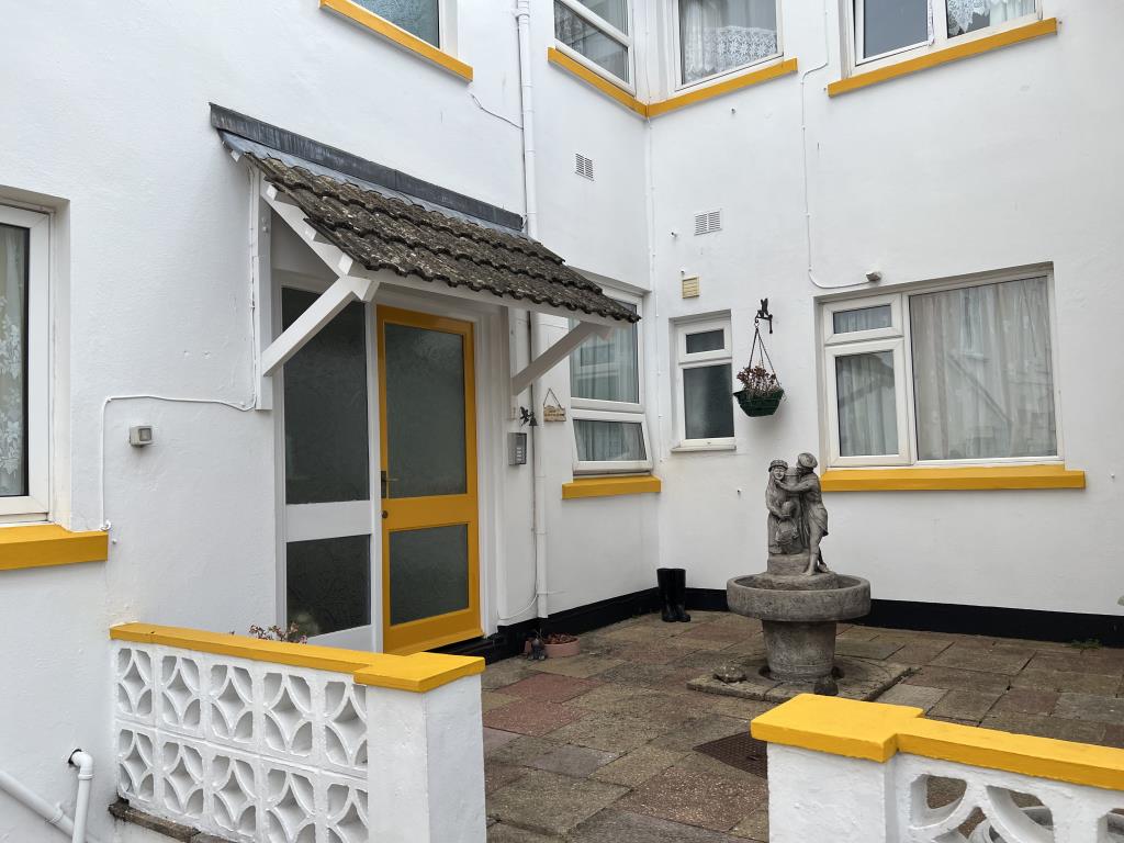 Spacious Apartment With Potential For Sub-Division With Extensive Sea Views