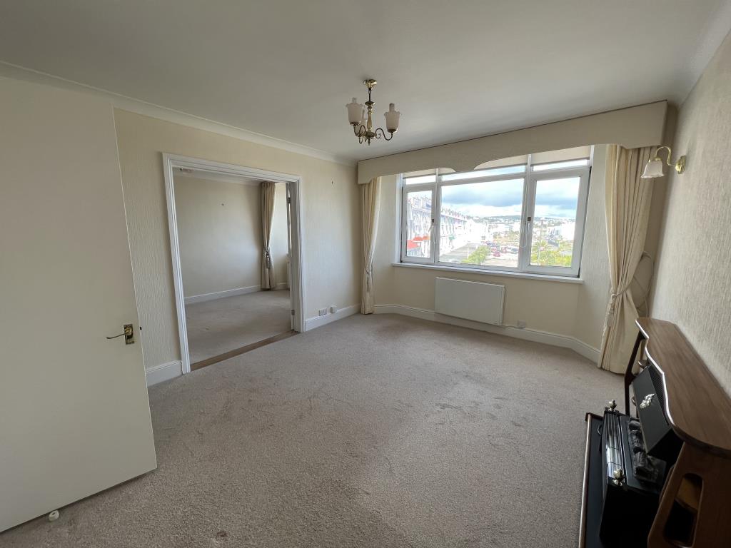 Spacious Apartment With Potential For Sub-Division With Extensive Sea Views