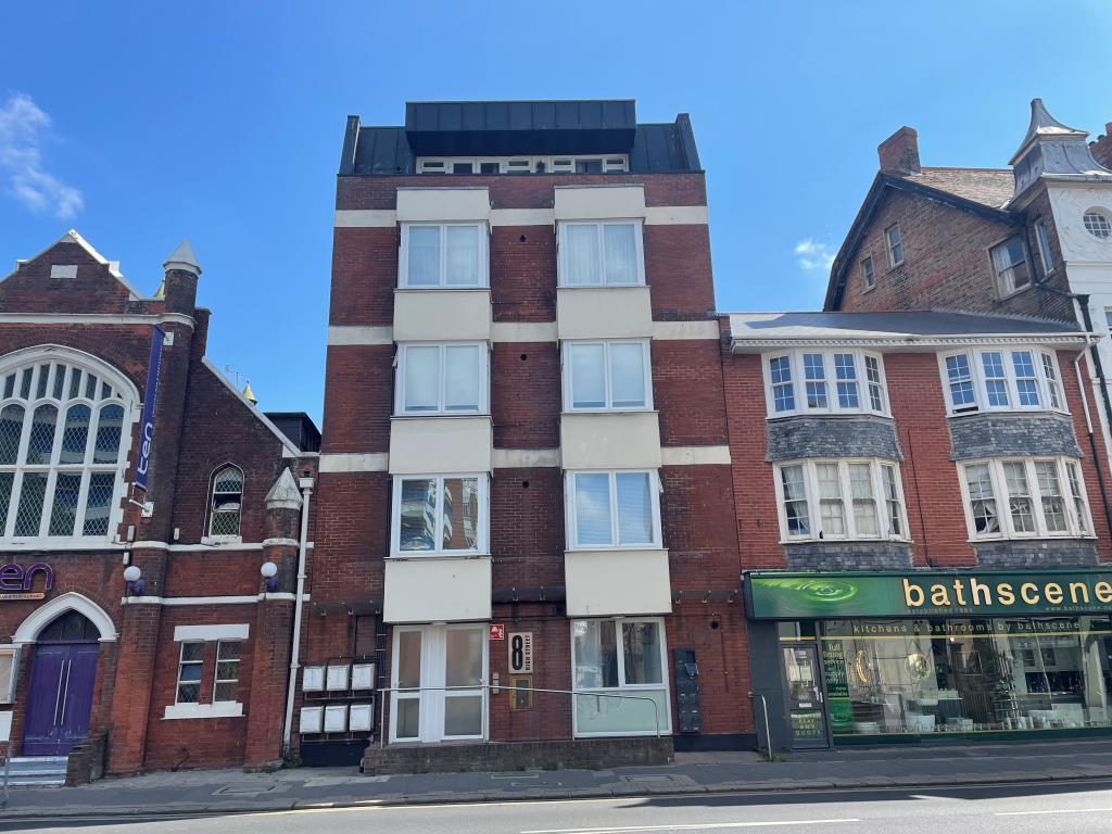 Modern Two-Bedroom Flat In Town Centre