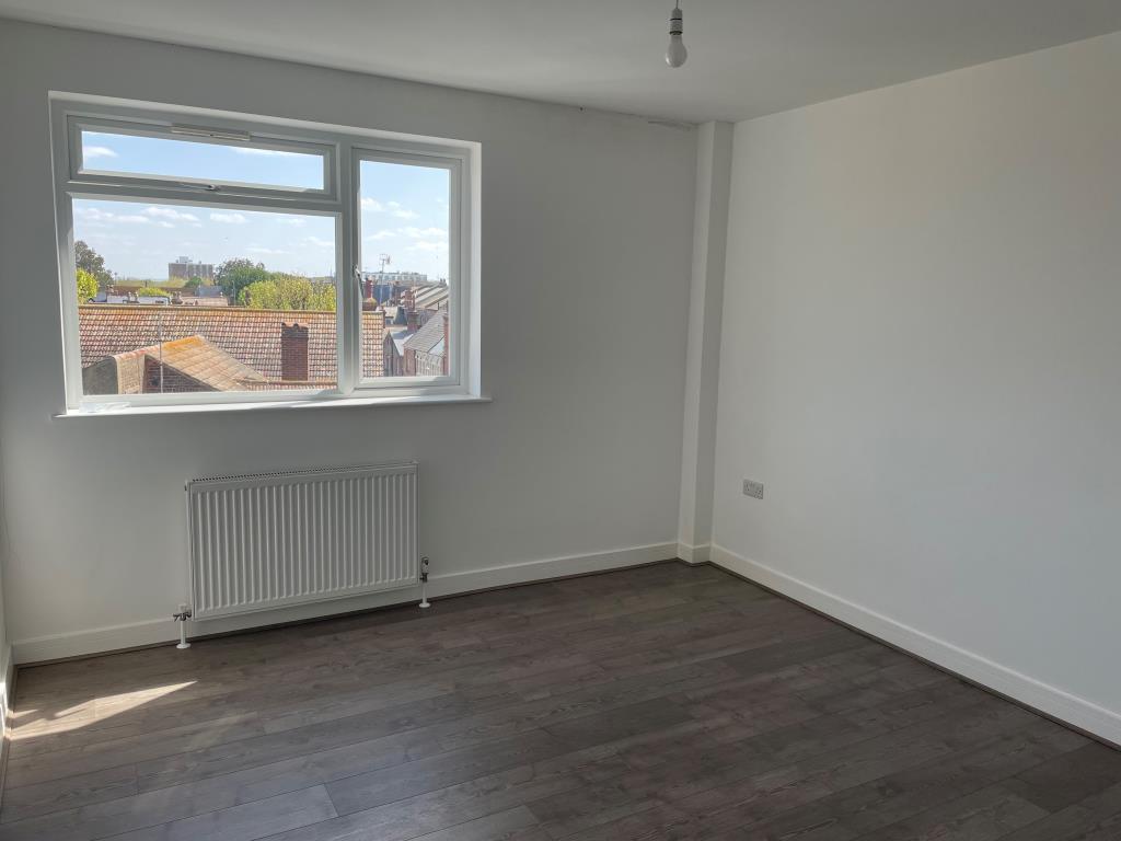Modern Two-Bedroom Flat In Town Centre
