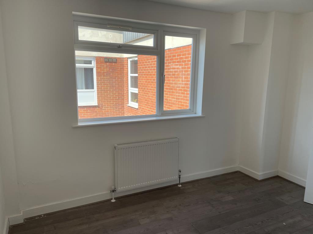 Modern Two-Bedroom Flat In Town Centre