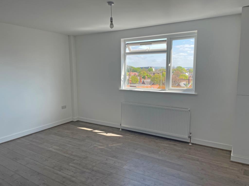 Modern Two-Bedroom Flat In Town Centre