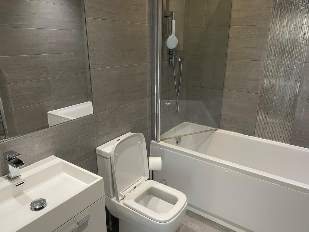 Modern Two-Bedroom Flat In Town Centre