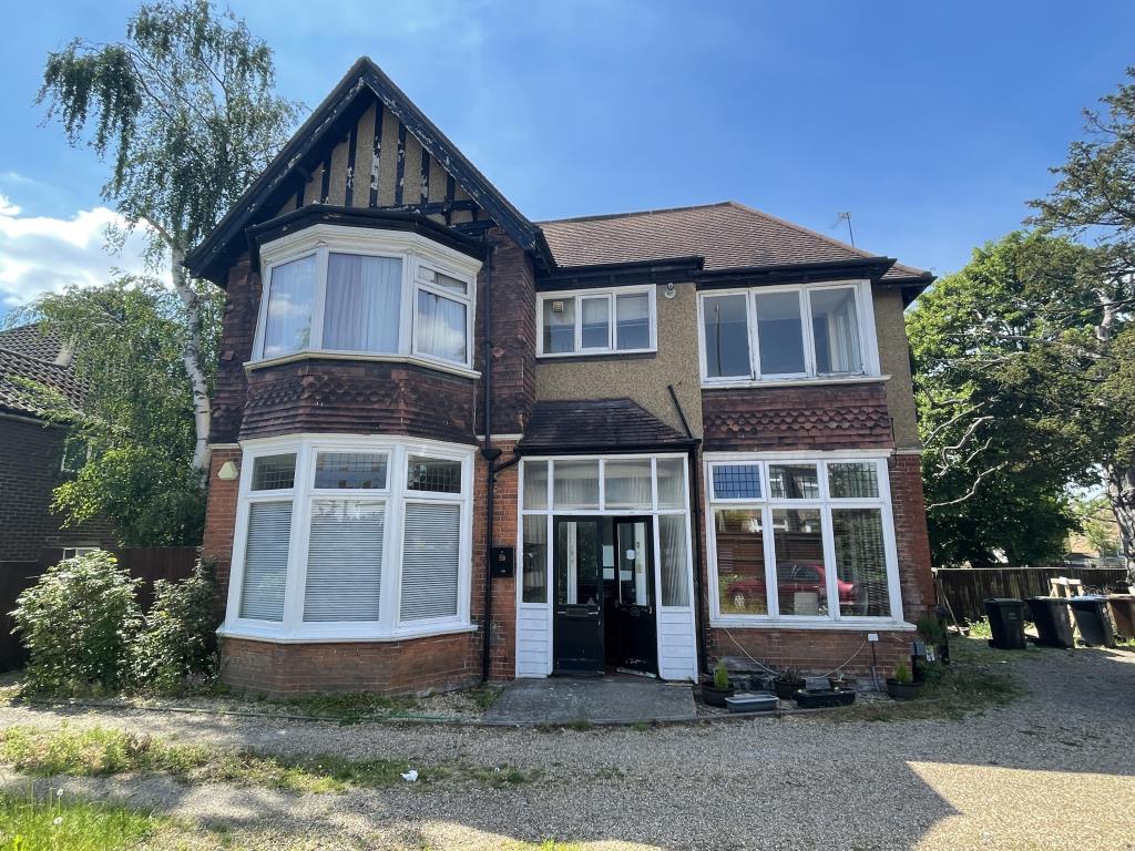 Pair Of Flats Close To Town Centre