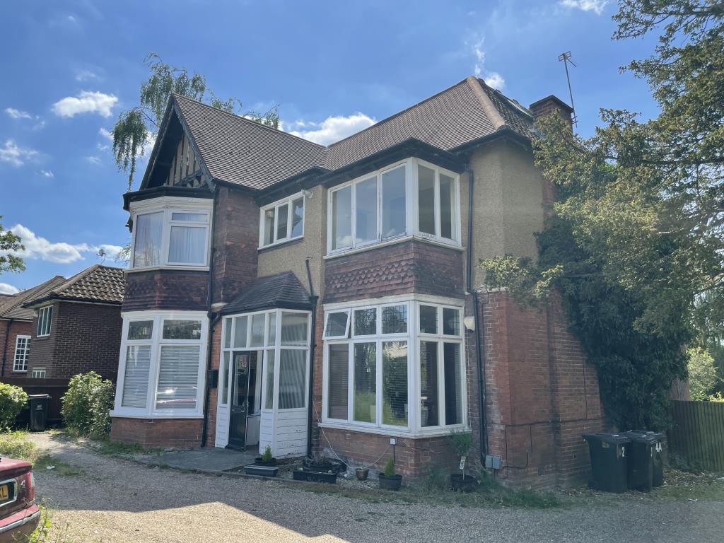 Pair Of Flats Close To Town Centre