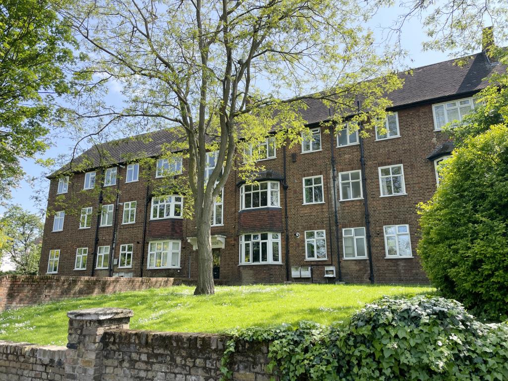Flat In Need Of Modernisation And Improvement