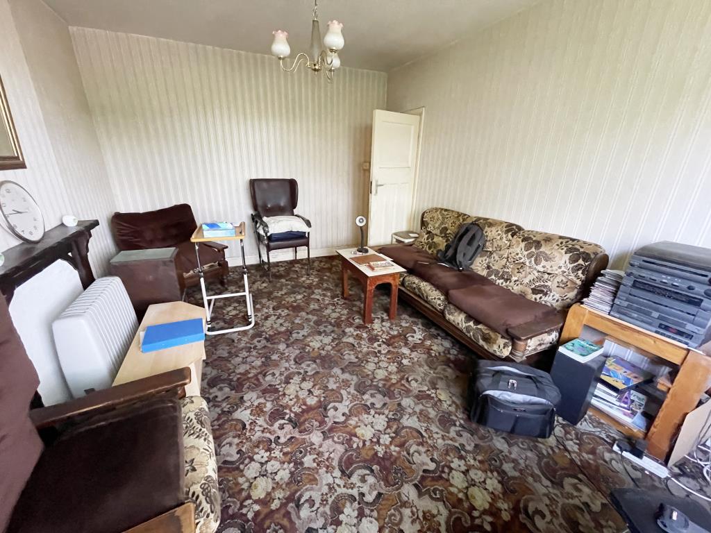Flat In Need Of Modernisation And Improvement