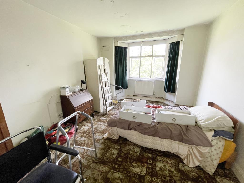 Flat In Need Of Modernisation And Improvement