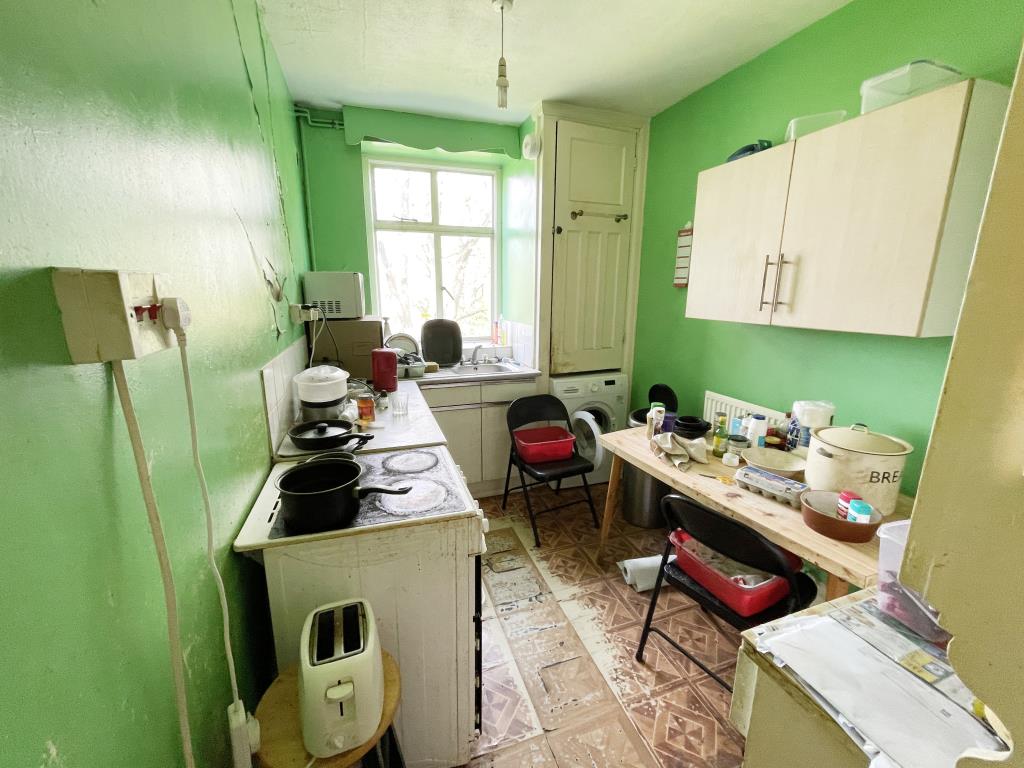 Flat In Need Of Modernisation And Improvement