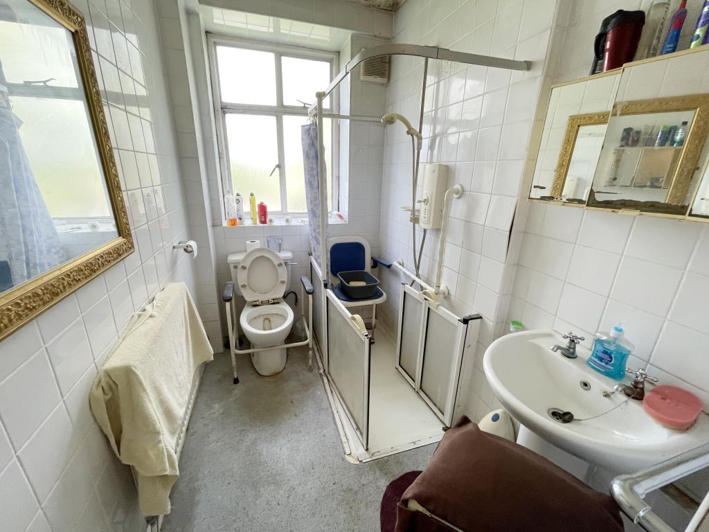 Flat In Need Of Modernisation And Improvement