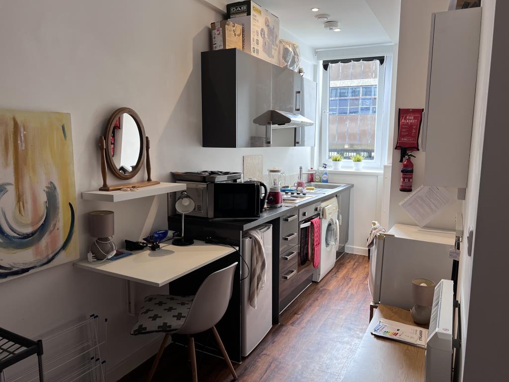 Studio Flat In Town Centre Location