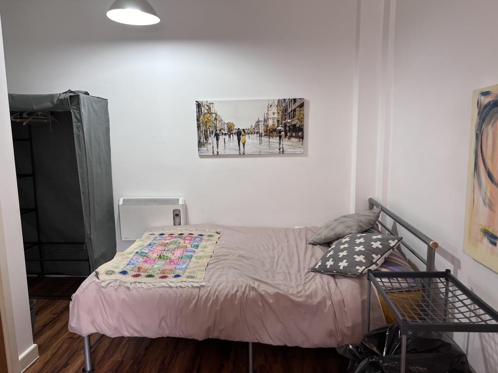 Studio Flat In Town Centre Location