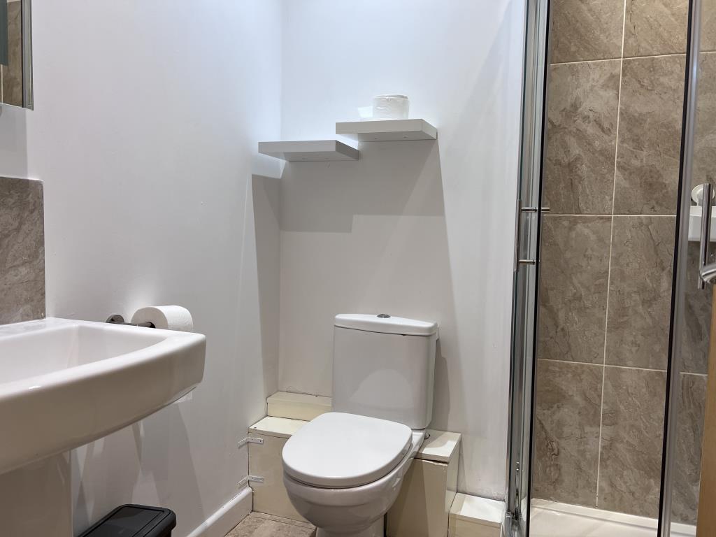 Studio Flat In Town Centre Location