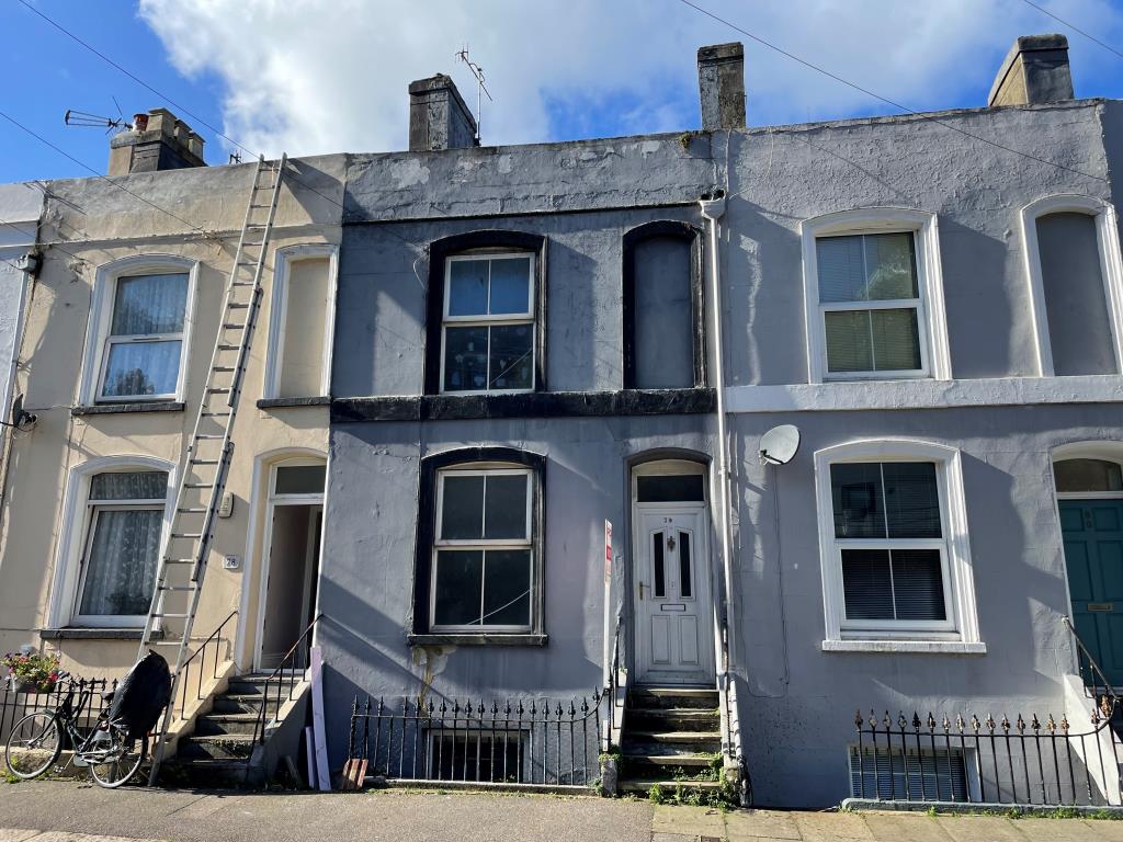 Four-Bedroom Mid-Terrace House With Garden