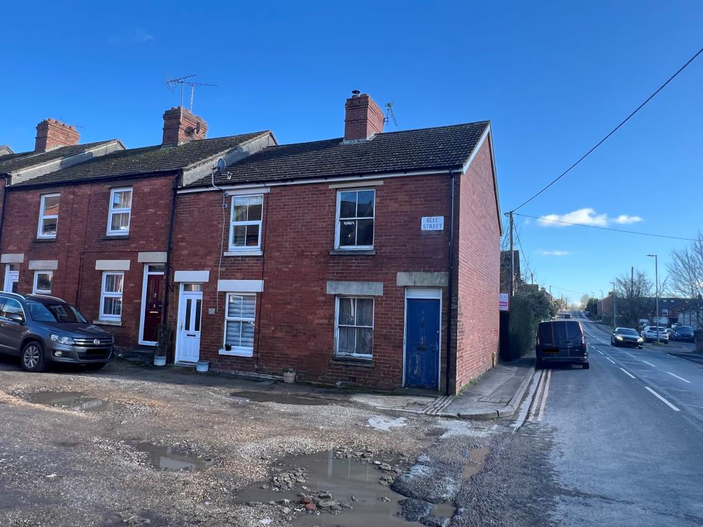 Three-Bedroom End-Terrace House For Improvement
