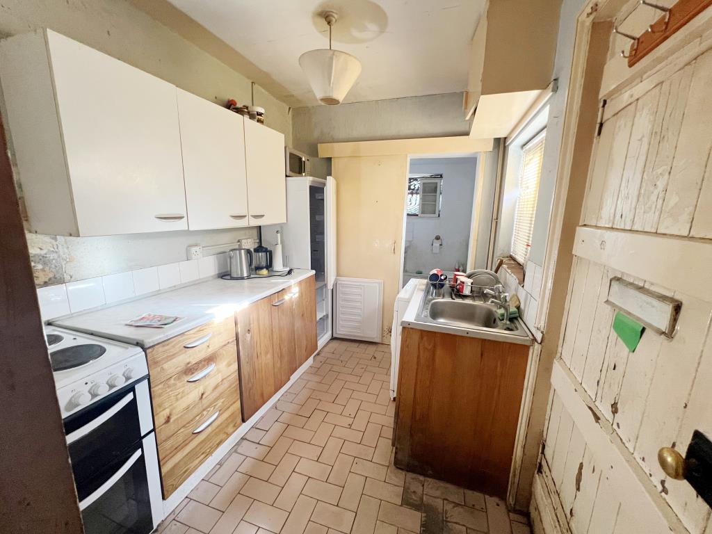 Three-Bedroom End-Terrace House For Improvement