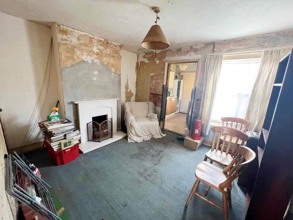 Three-Bedroom End-Terrace House For Improvement