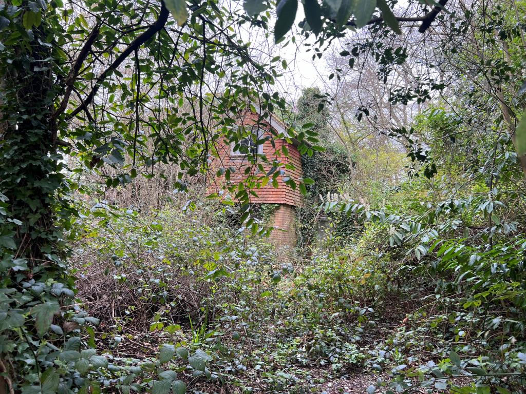 Detached House On A Plot Of 0.09 Hectares (0.22 Acres)