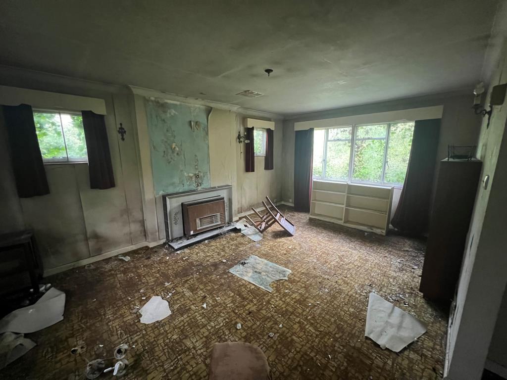 Detached House On A Plot Of 0.09 Hectares (0.22 Acres)