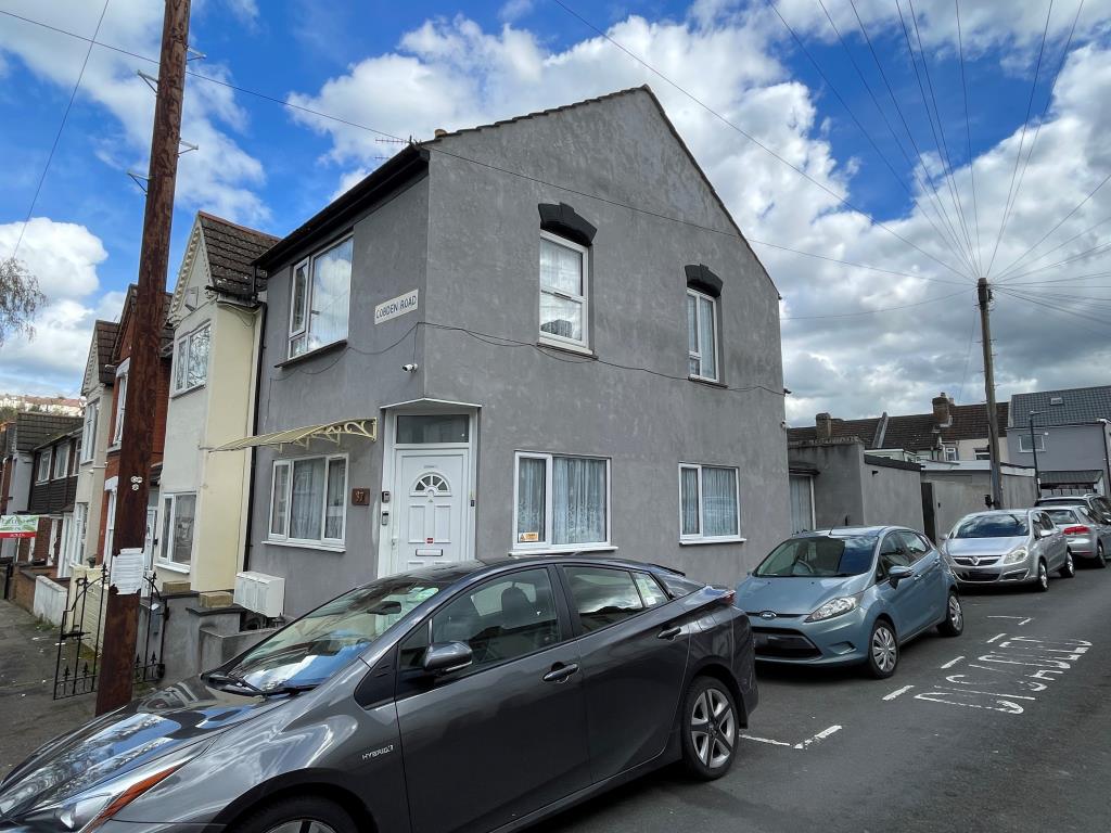 Freehold Residential Investment - Four-Bedroom House And Two Studios