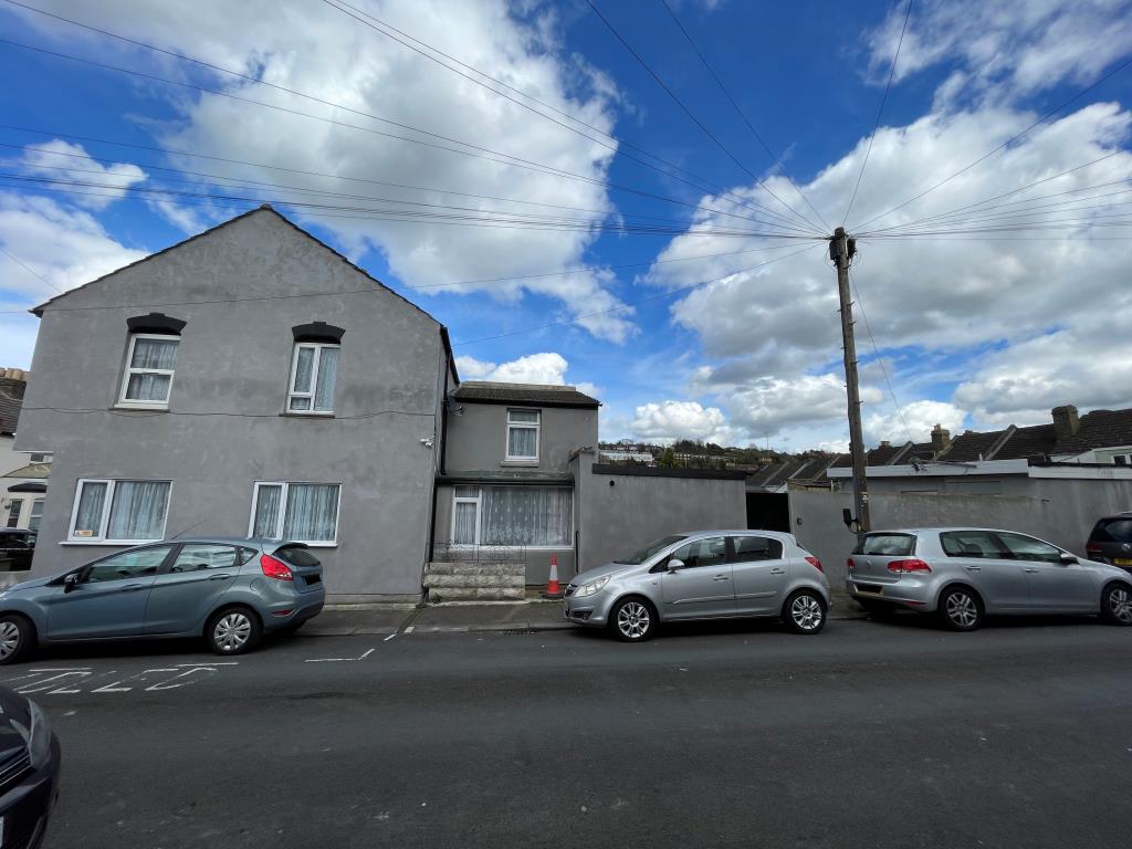 Freehold Residential Investment - Four-Bedroom House And Two Studios