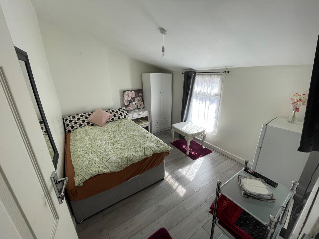 Freehold Residential Investment - Four-Bedroom House And Two Studios