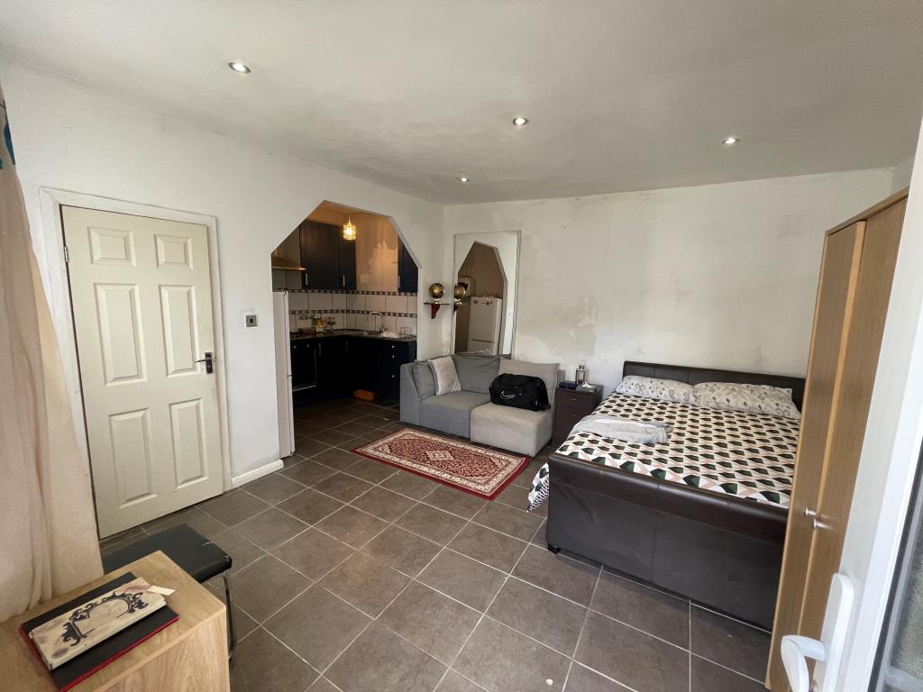 Freehold Residential Investment - Four-Bedroom House And Two Studios