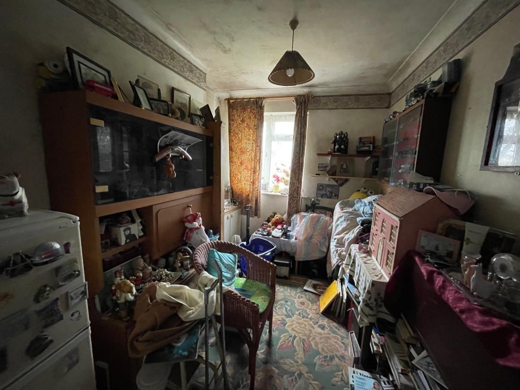 Two-Bedroom Upper Maisonette For Improvement With Garage And Garden