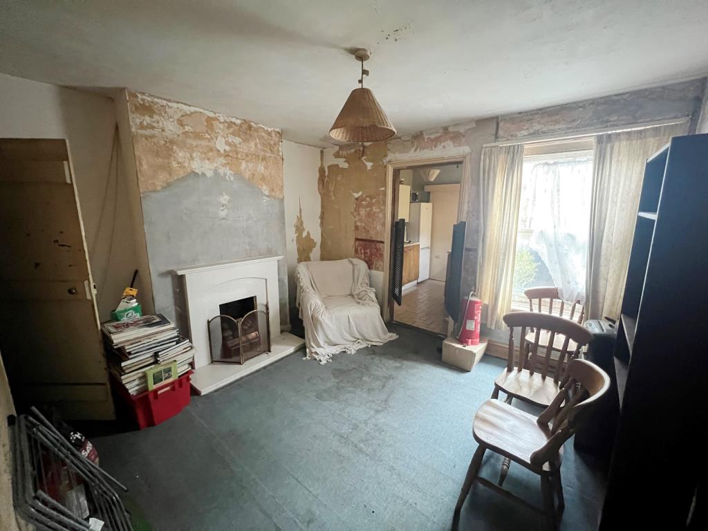 Three-Bedroom End-Terrace House For Improvement