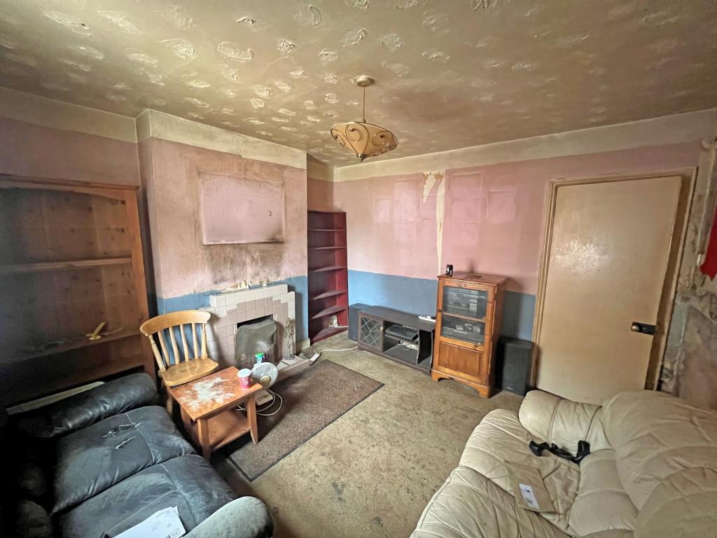 Three-Bedroom End-Terrace House For Improvement