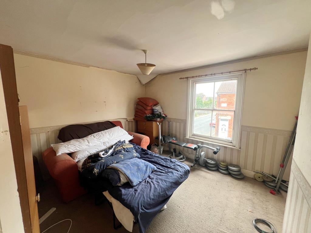 Three-Bedroom End-Terrace House For Improvement