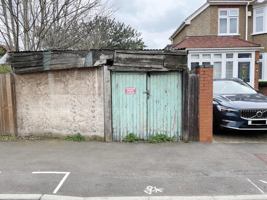 First Floor Maisonette With Garden And Derelict Garage