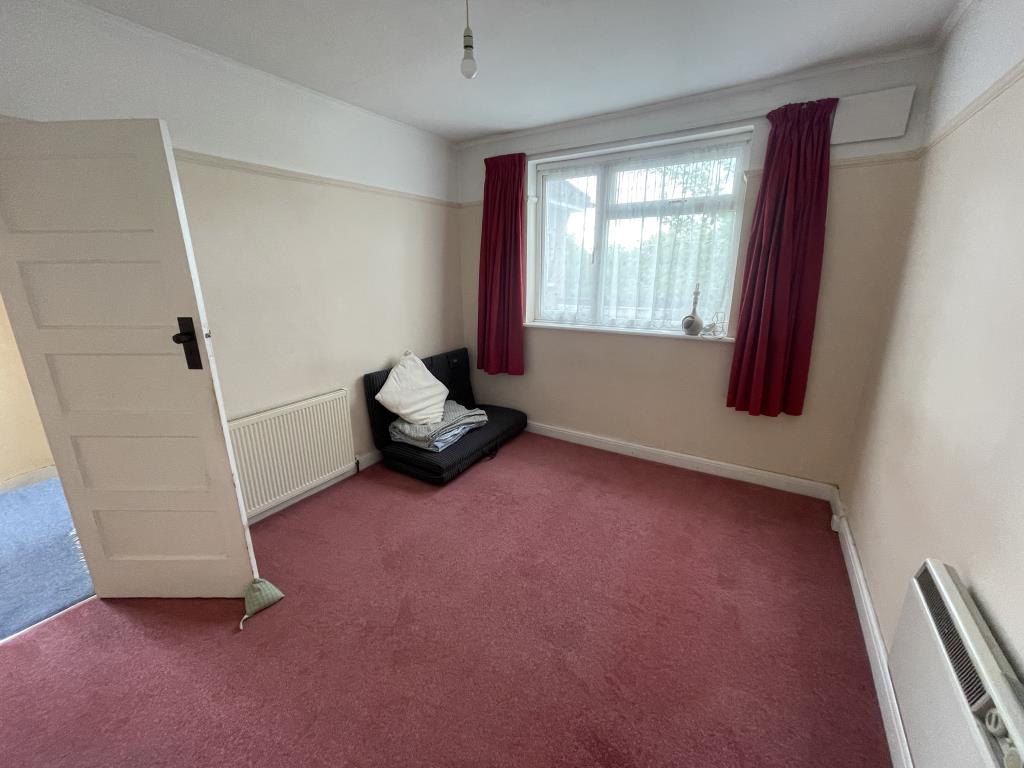 First Floor Maisonette With Garden And Derelict Garage