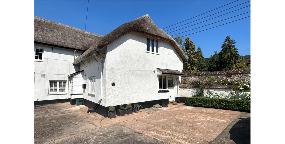 Lot 15 - Refurbished Character Cottage Close To The Sea