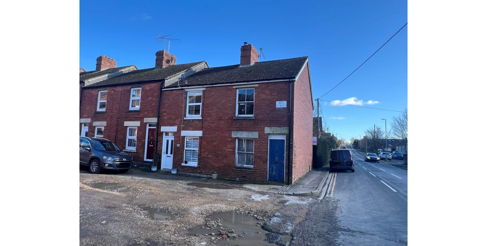 Lot 94 - Three-bedroom End-terrace House For Improvement