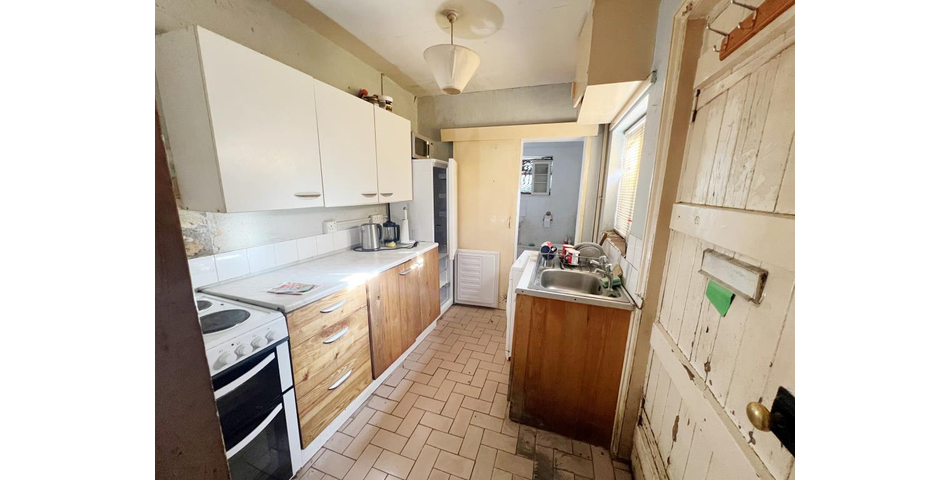 Lot 94 - Three-bedroom End-terrace House For Improvement