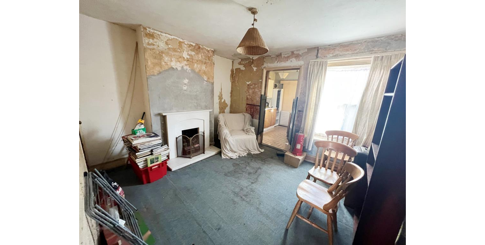Lot 94 - Three-bedroom End-terrace House For Improvement