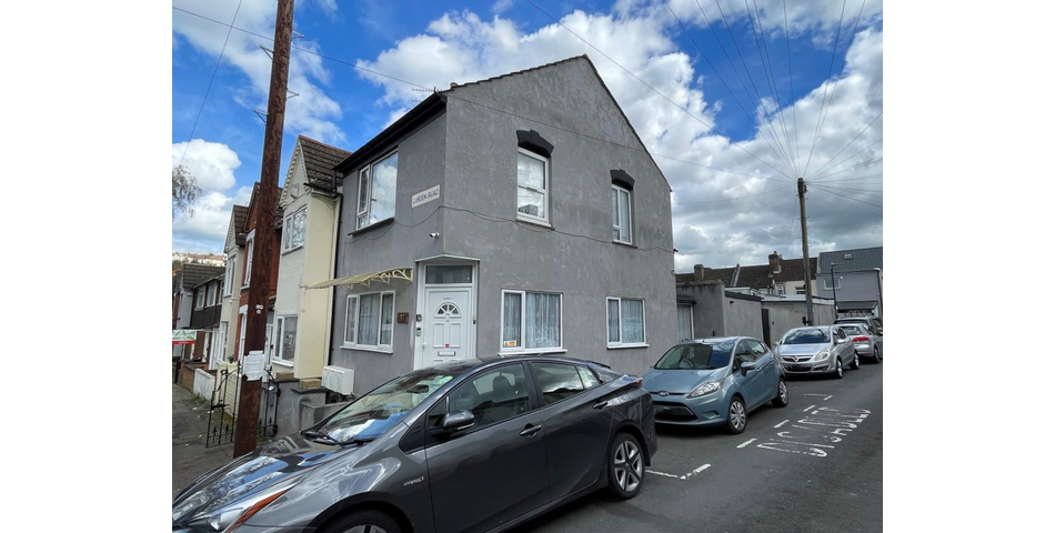 Lot 123 - Freehold Residential Investment - Four-bedroom House And Two Studios