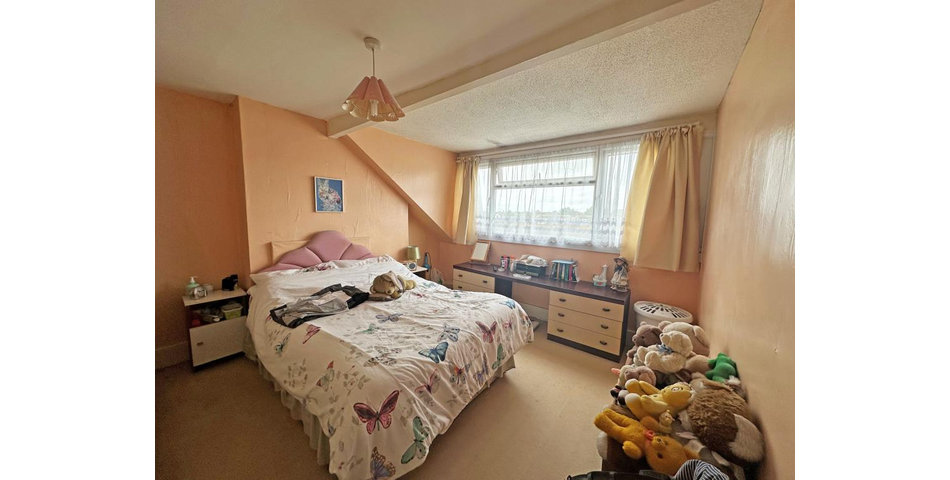 Lot 98 - Three-bedroom Maisonette For Investment