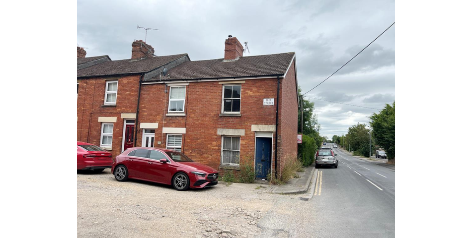 Lot 2 - Three-bedroom End-terrace House For Improvement