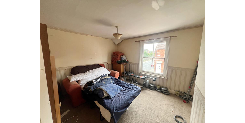Lot 2 - Three-bedroom End-terrace House For Improvement