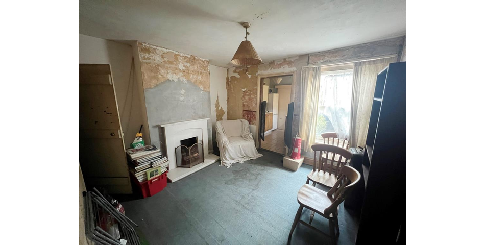 Lot 2 - Three-bedroom End-terrace House For Improvement