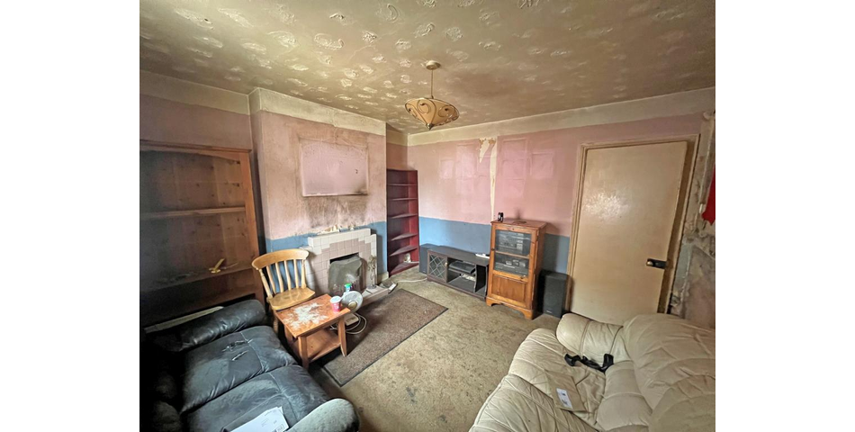 Lot 2 - Three-bedroom End-terrace House For Improvement