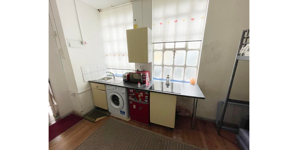 Lot 101 - Detached Studio Building In Prime London Location