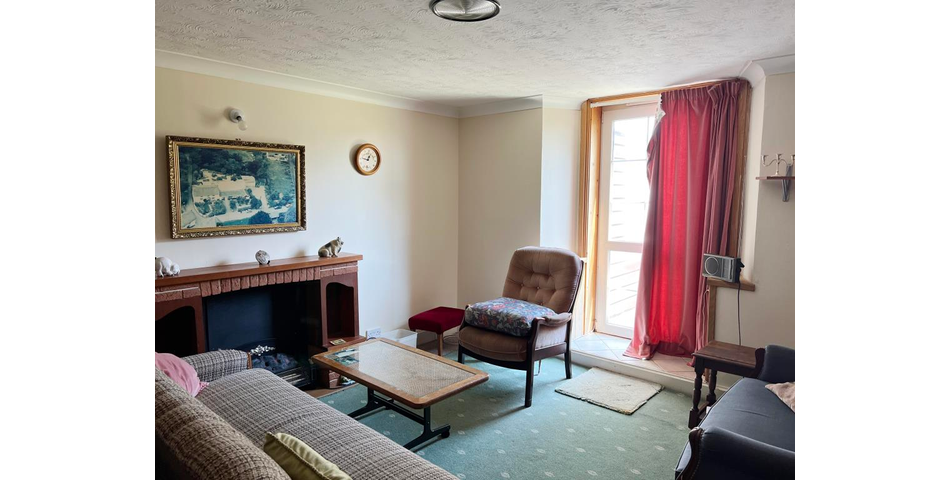 Lot 10 - Three-bedroom Flat For Investment Or Occupation