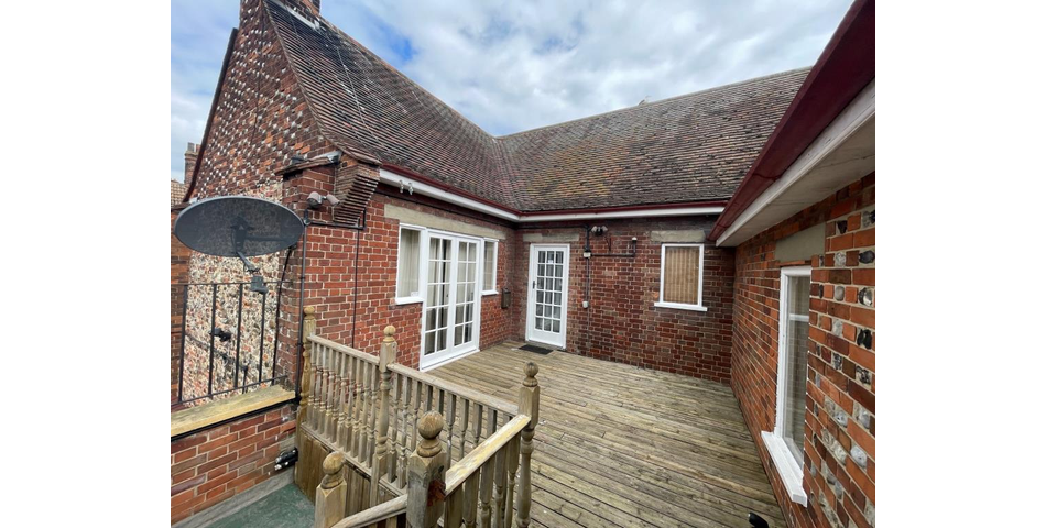 Lot 109 - Pub With Courtyard Garden And Flat Above In Coastal Town