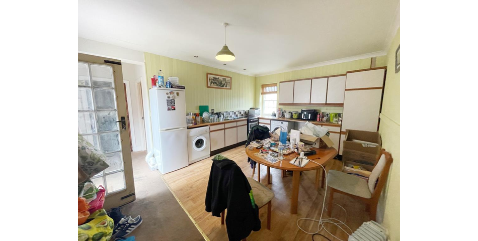 Lot 109 - Pub With Courtyard Garden And Flat Above In Coastal Town