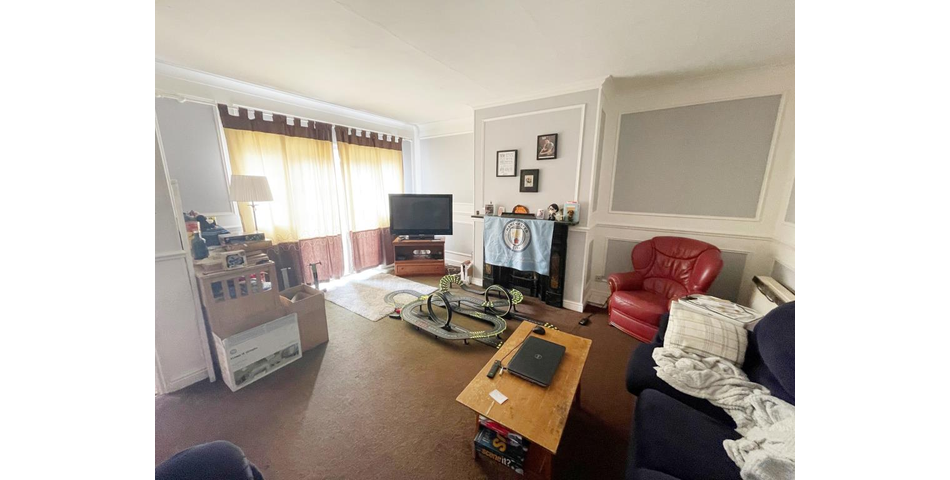 Lot 109 - Pub With Courtyard Garden And Flat Above In Coastal Town